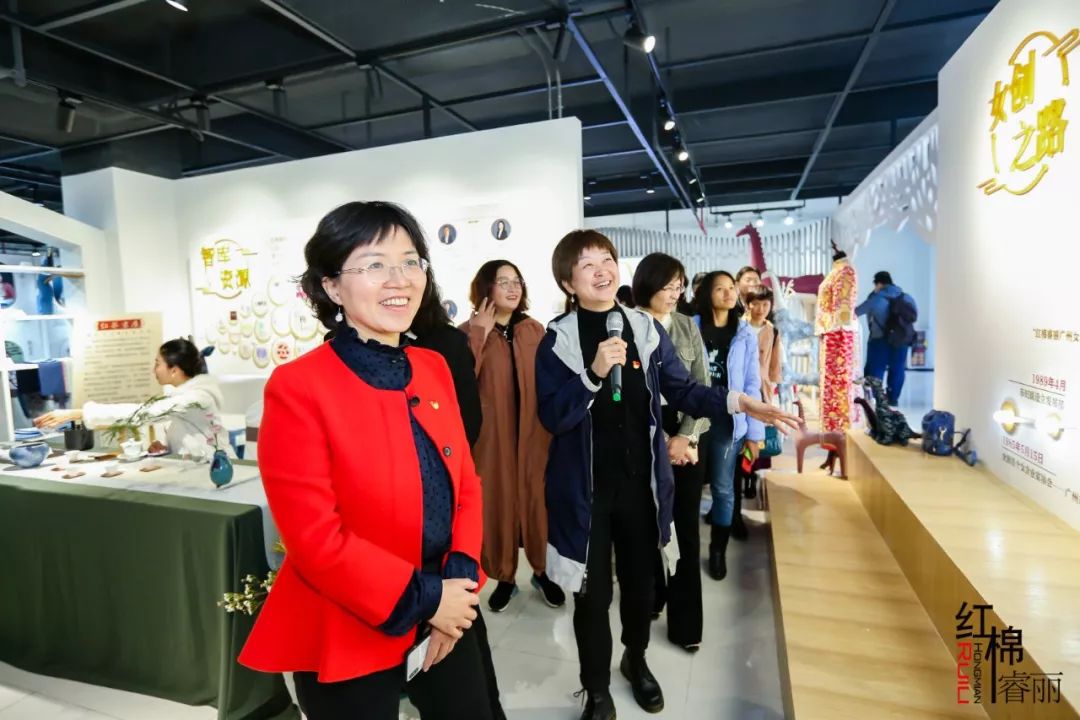 市婦聯(lián)主席劉梅（左一）視察廣州市女性創(chuàng)業(yè)創(chuàng)新中心