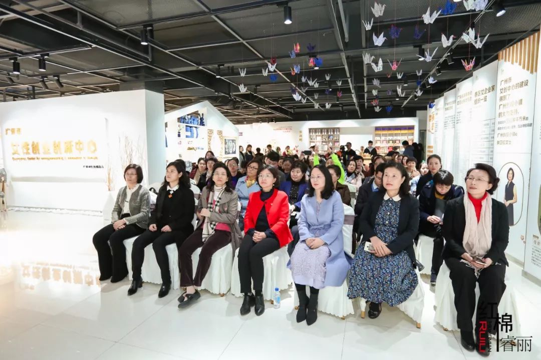 市婦聯(lián)主席劉梅（左四）帶隊實地視察廣州女性創(chuàng)業(yè)情況